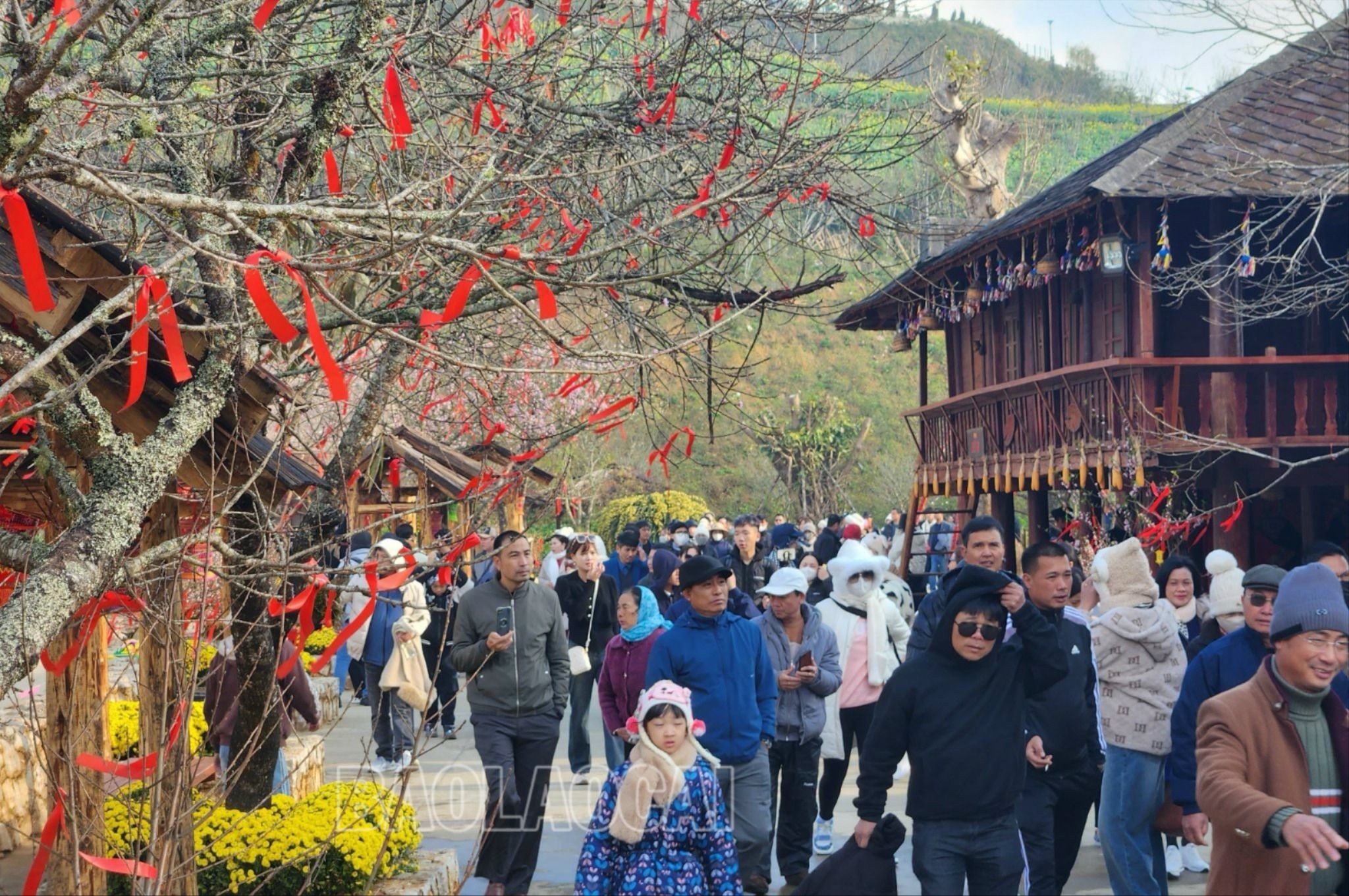 Du khách trải nghiệm không gian văn hóa Tây Bắc tại Ga đi cáp treo Fansipan. 2.jpg