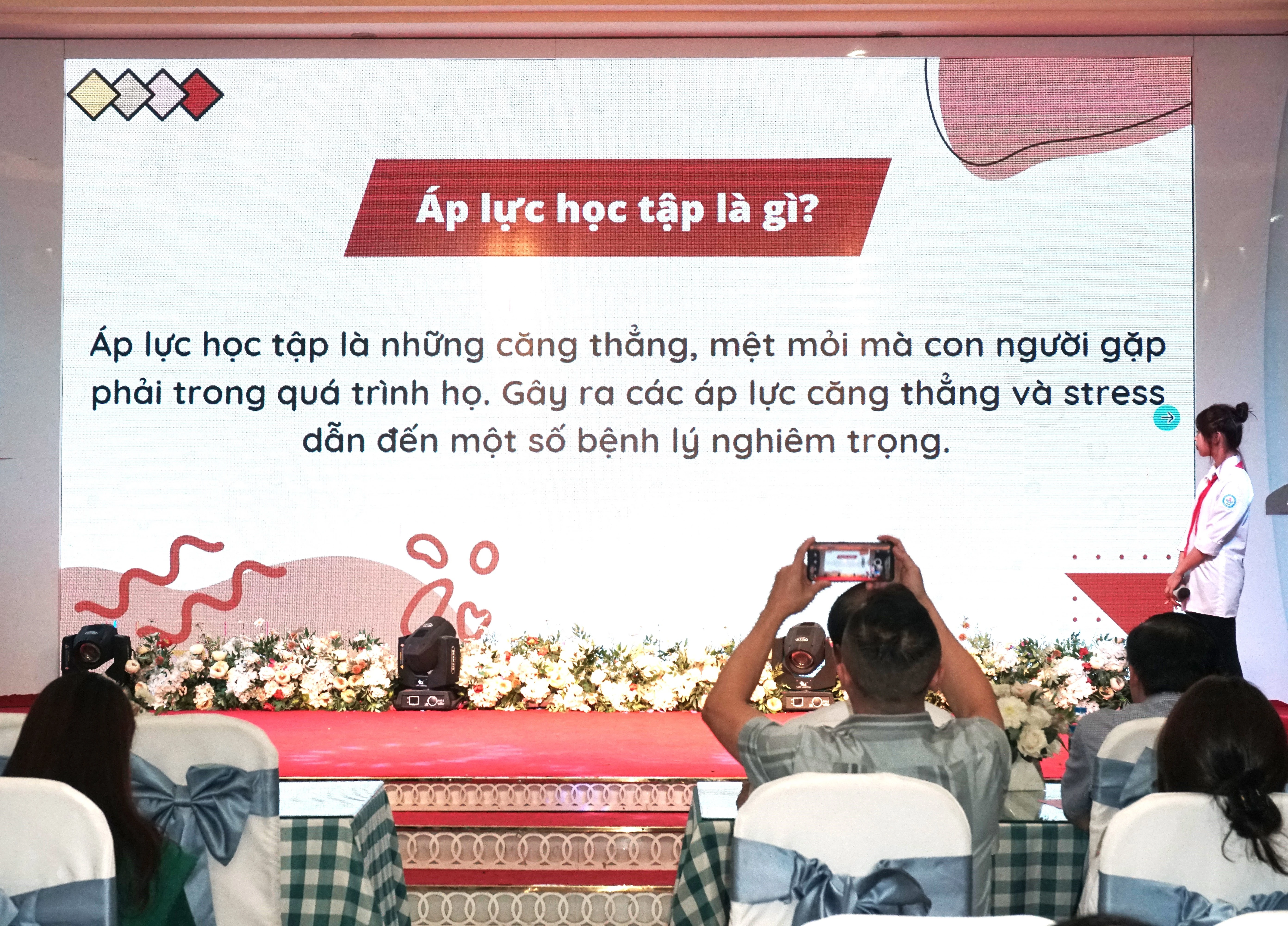 Phần trình bày của nhóm 1 về vấn đề giảm thiểu tổn hại trẻ em do áp lực học tập trong trường học..JPG