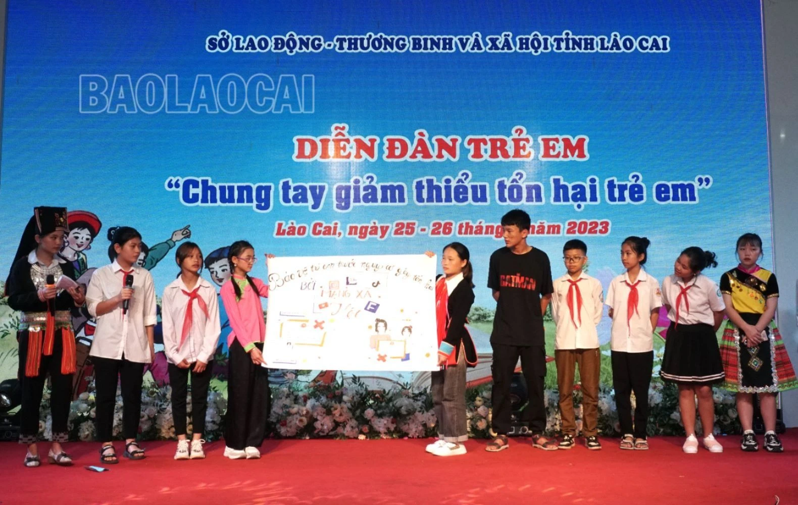 Phần trình bày của nhóm 4 về vấn đề giảm thiểu tổn hại trẻ em trên môi trường mạng xã hội..jpg