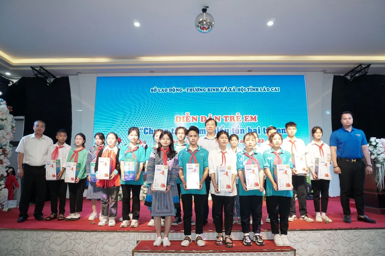 Trao quà kỷ niệm cho các em tham gia diễn đàn..jpg