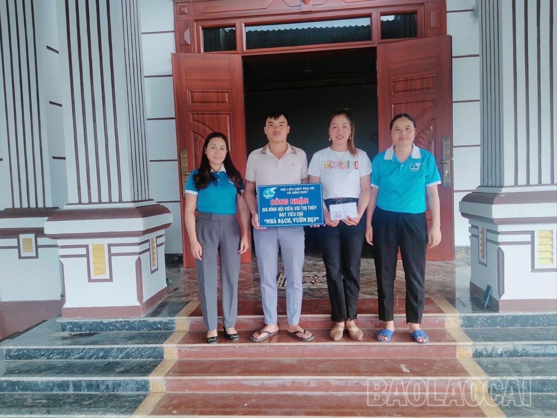 Gắn biển "Nhà sạch - vườn đẹp" cho gia đình hội viên xã Nậm Chảy. (Ảnh: Hội Phụ nữ huyện Mường Khương) 6e6093c376b6dfe886a7.jpg
