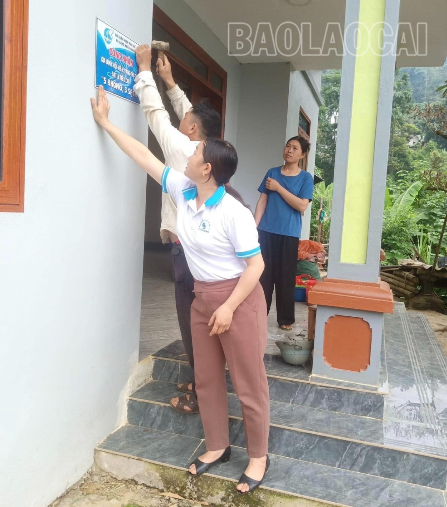 Gắn biển gia đình hội viên phụ nữ đạt tiêu chí "5 không - 3 sạch" tại xã Lùng Khấu Nhin. (Ảnh: Hội Phụ nữ huyện Mường Khương) c4eb78b19dc4349a6dd5.jpg