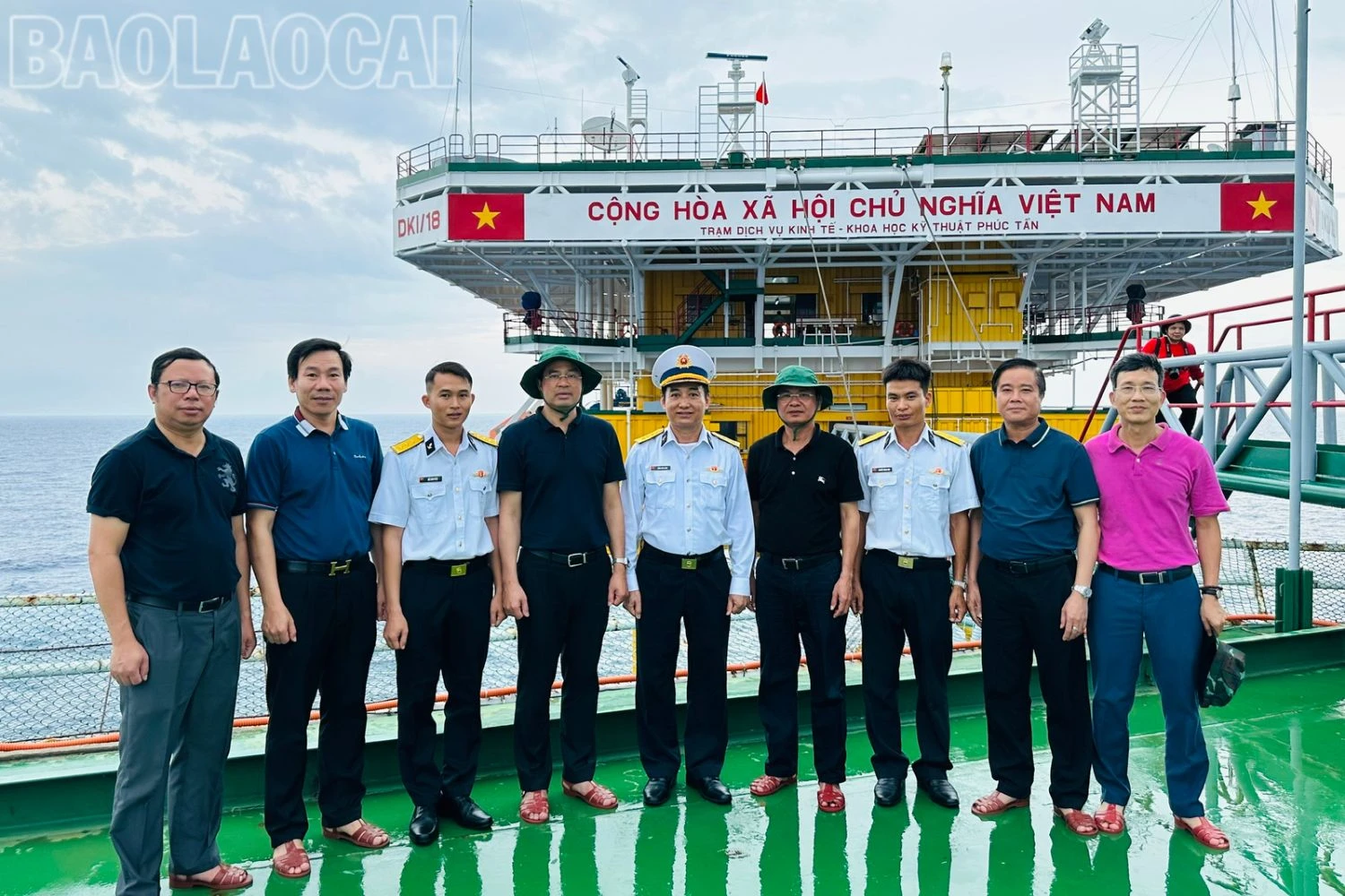 Đoàn công tác tỉnh Lào Cai chụp ảnh lưu niệm cùng Chỉ huy Nhà giàn DK1 Phúc Tần.