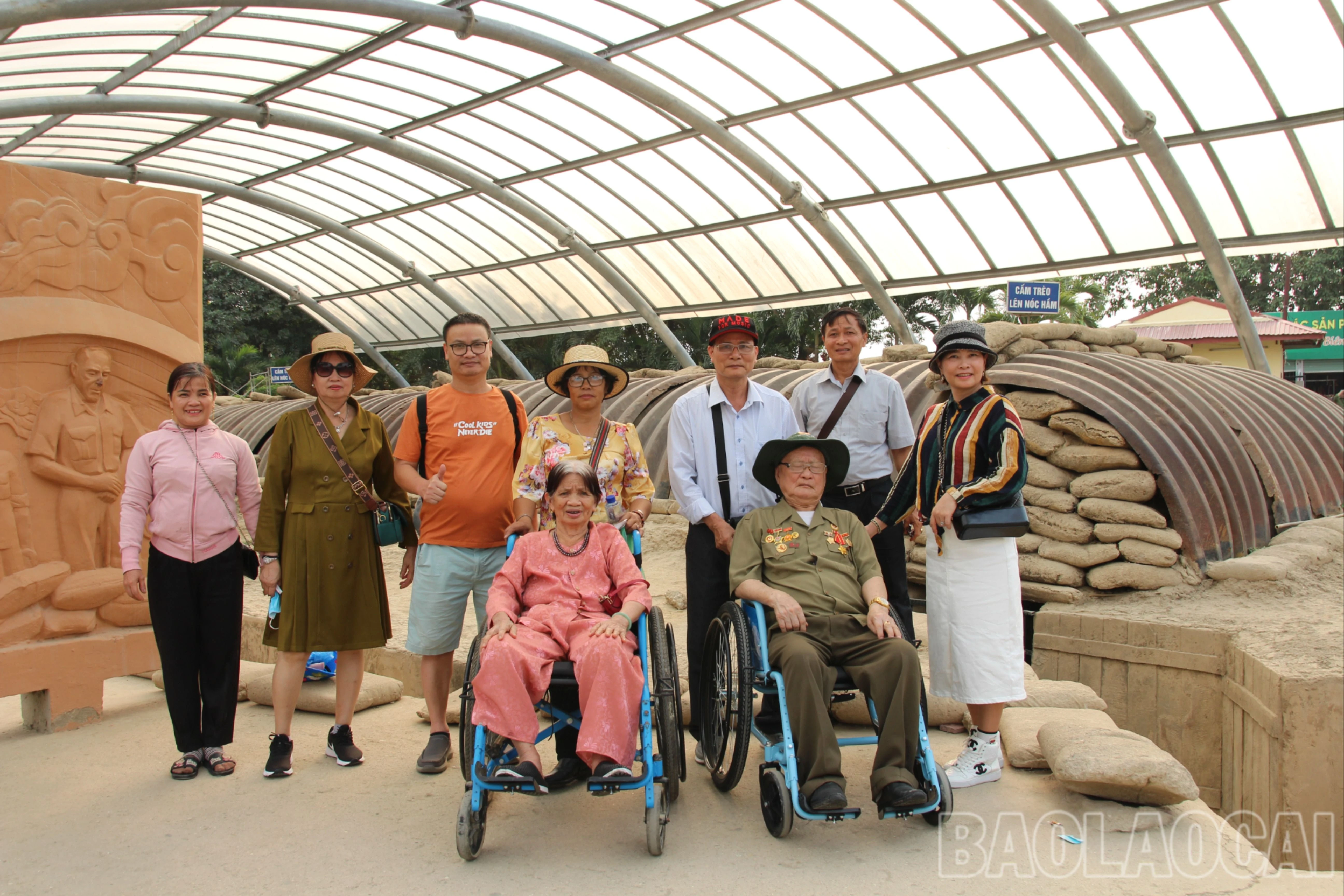 Trong dòng người về Điện Biên hôm nay có nhiều Cựu chiến binh trực tiếp tham gia chiến đấu trên chiến trường 70 năm trước. Ảnh: Cụ ông Chu Mạnh Thắng, 95 tuổi, đến từ Đồng Nai thăm lại chiến trường xưa cùng gia đình.