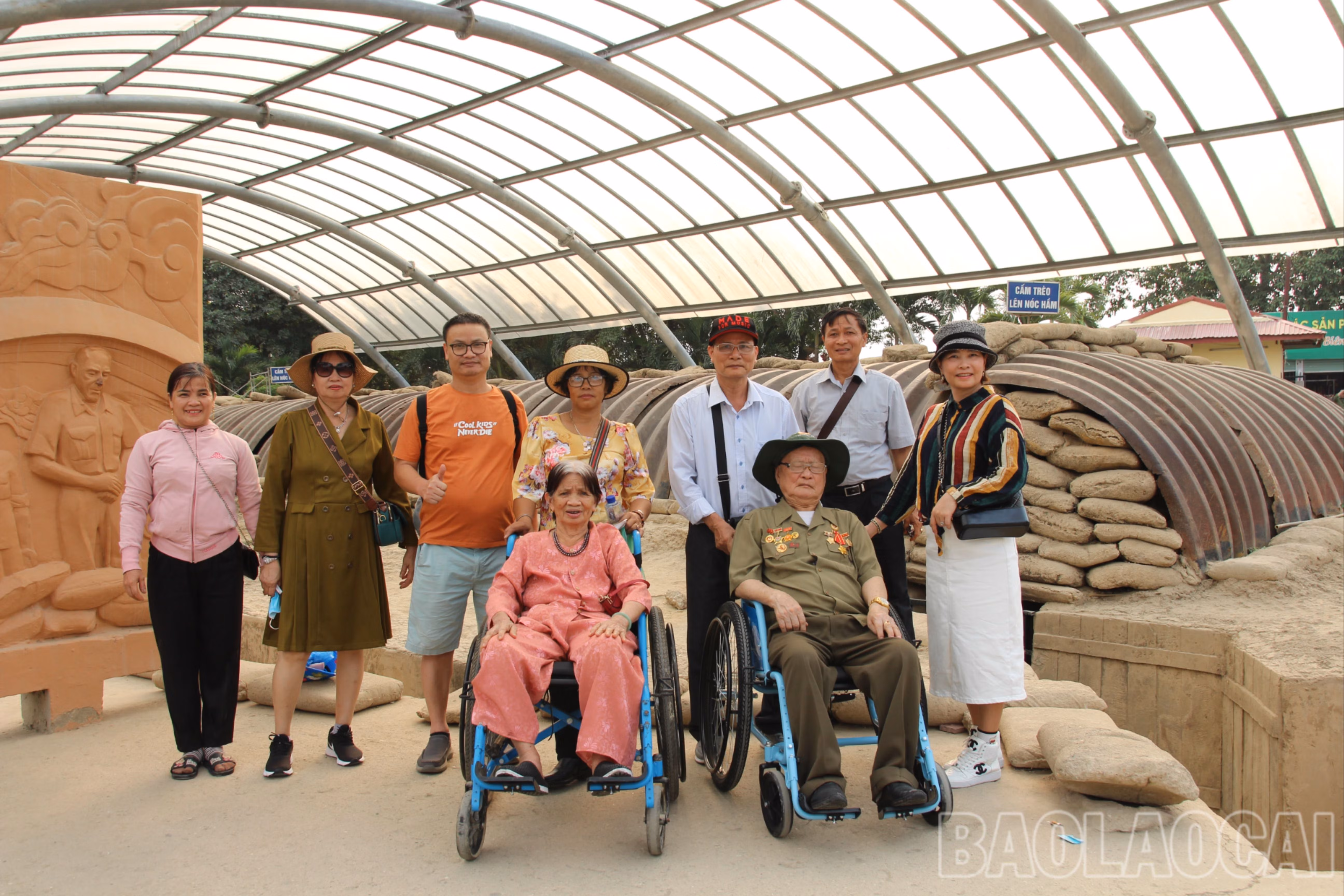 Trong dòng người về Điện Biên hôm nay có nhiều Cựu chiến binh trực tiếp tham gia chiến đấu trên chiến trường 70 năm trước. Ảnh: Cụ ông Chu Mạnh Thắng, 95 tuổi, đến từ Đồng Nai thăm lại chiến trường xưa cùng gia đình.