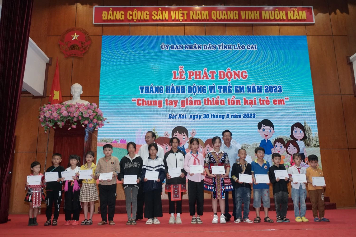 BTC trao 47 suất học bổng Quỹ bảo trợ trẻ em tỉnh Lào Cai..jpg