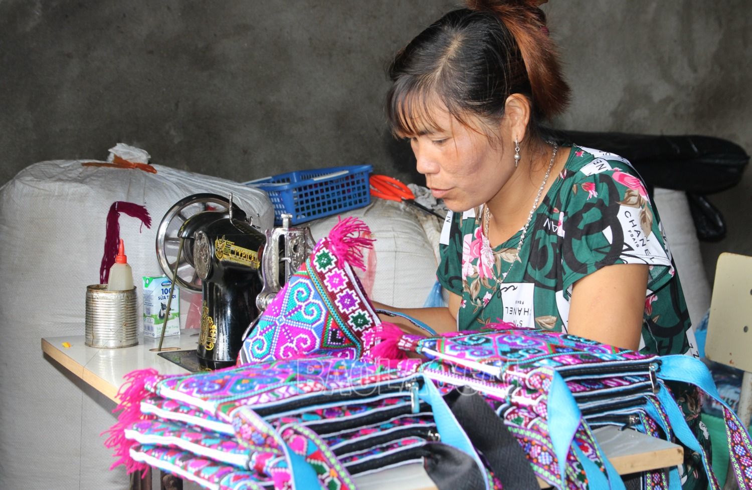 Không chỉ thêu, may phục vụ trong gia đình, ở Thào Chư Phìn còn có 6 hội viên thêu, may trang phục, túi thổ cẩm để bán ở chợ phiên nhằm tăng thu nhập. Trong ảnh: Chị Giàng Thị Dở may túi chuẩn bị mang đến chợ phiên để bán. 9.jpg