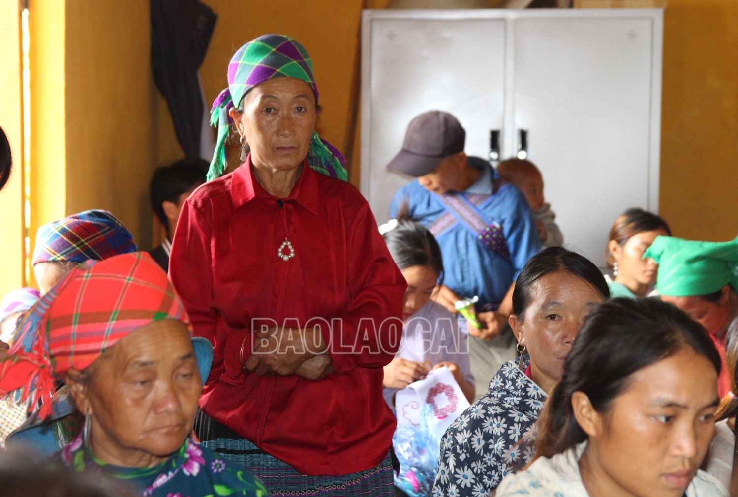 Tại buổi truyền thông, bà con đã chia sẻ những hiểu biết về một số tập quán lạc hậu như: Tổ chức đám ma, lưu xác người thân dài ngày; giết mổ trâu, bò lãng phí trong đám ma; tục đi lễ, trả lễ tốn kém, không phù hợp... 4.jpg