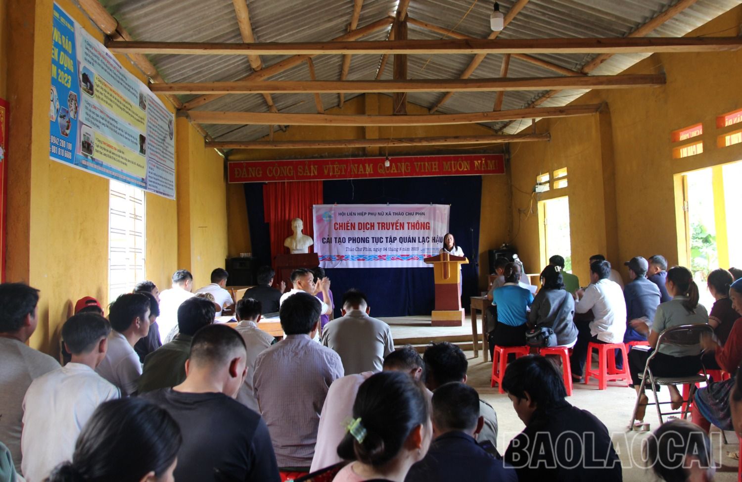 Triển khai thực hiện Dự án 8 về “thực hiện bình đẳng giới và giải quyết những vấn đề cấp thiết đối với phụ nữ và trẻ em” thuộc Chương trình mục tiêu quốc gia phát triển kinh tế - xã hội vùng đồng bào dân tộc thiểu số và miền núi (viết tắt là Dự án 8), Hội Phụ nữ huyện Si Ma Cai đã tổ chức nhiều buổi truyền thông xóa bỏ định kiến và khuôn mẫu giới, xây dựng môi trường sống an toàn cho phụ nữ và trẻ em; xây dựng được 29 nhóm truyền thông tiên phong thay đổi trong cộng đồng (mỗi nhóm gồm 7 - 10 thành viên). Trong ảnh: Hội Phụ nữ huyện Si Ma Cai tổ chức Chiến dịch truyền thông “Cải tạo phong tục tập quán lạc hậu” tại xã Thào Chư Phìn, thu hút hội viên phụ nữ và đông đảo người dân tham gia. 1.jpg