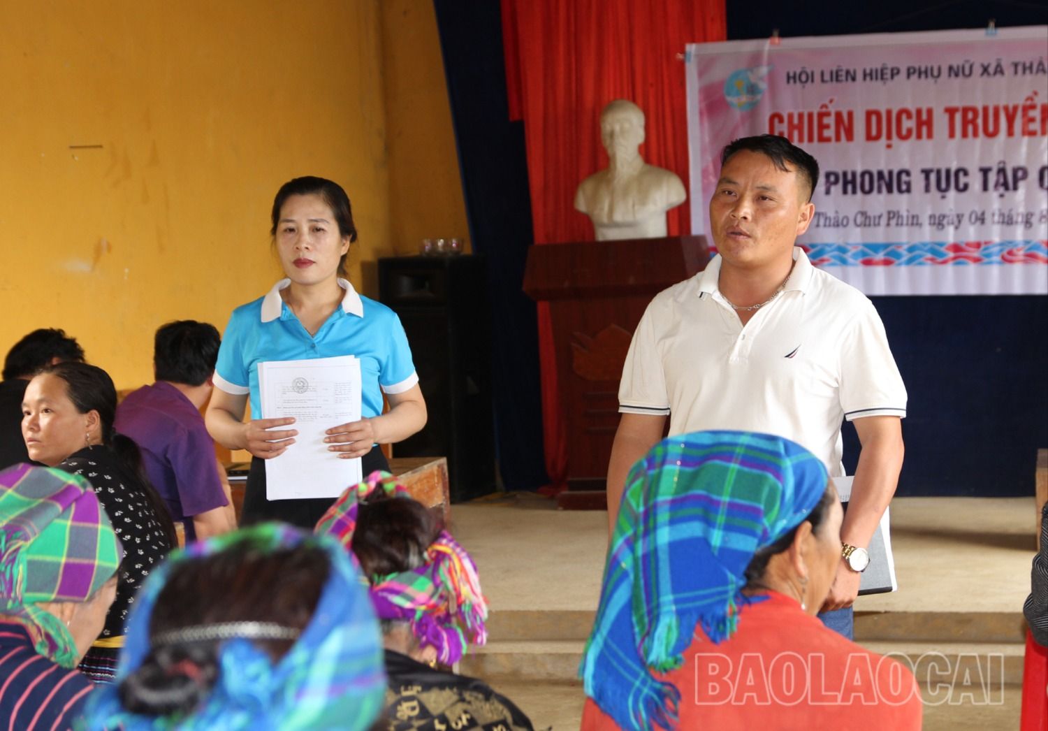 Thào Chư Phìn là xã khó khăn, có 558 hội viên phụ nữ, trong đó 80% là người dân tộc Mông và 18% là dân tộc Thu Lao, còn lại là các dân tộc khác. Nhiều bà con không nói được tiếng phổ thông. Để nội dung tuyên truyền tới bà con hiệu quả, Hội Phụ nữ huyện cần tới "phiên dịch viên" là người địa phương. Trong ảnh: Ông Ly Seo Sè, Bí thư Chi bộ, Trưởng thôn, Tổ trưởng Tổ truyền thông thôn Cẩu Pì Chải (Thào Chư Phìn) phiên dịch cho người dân. 3.jpg