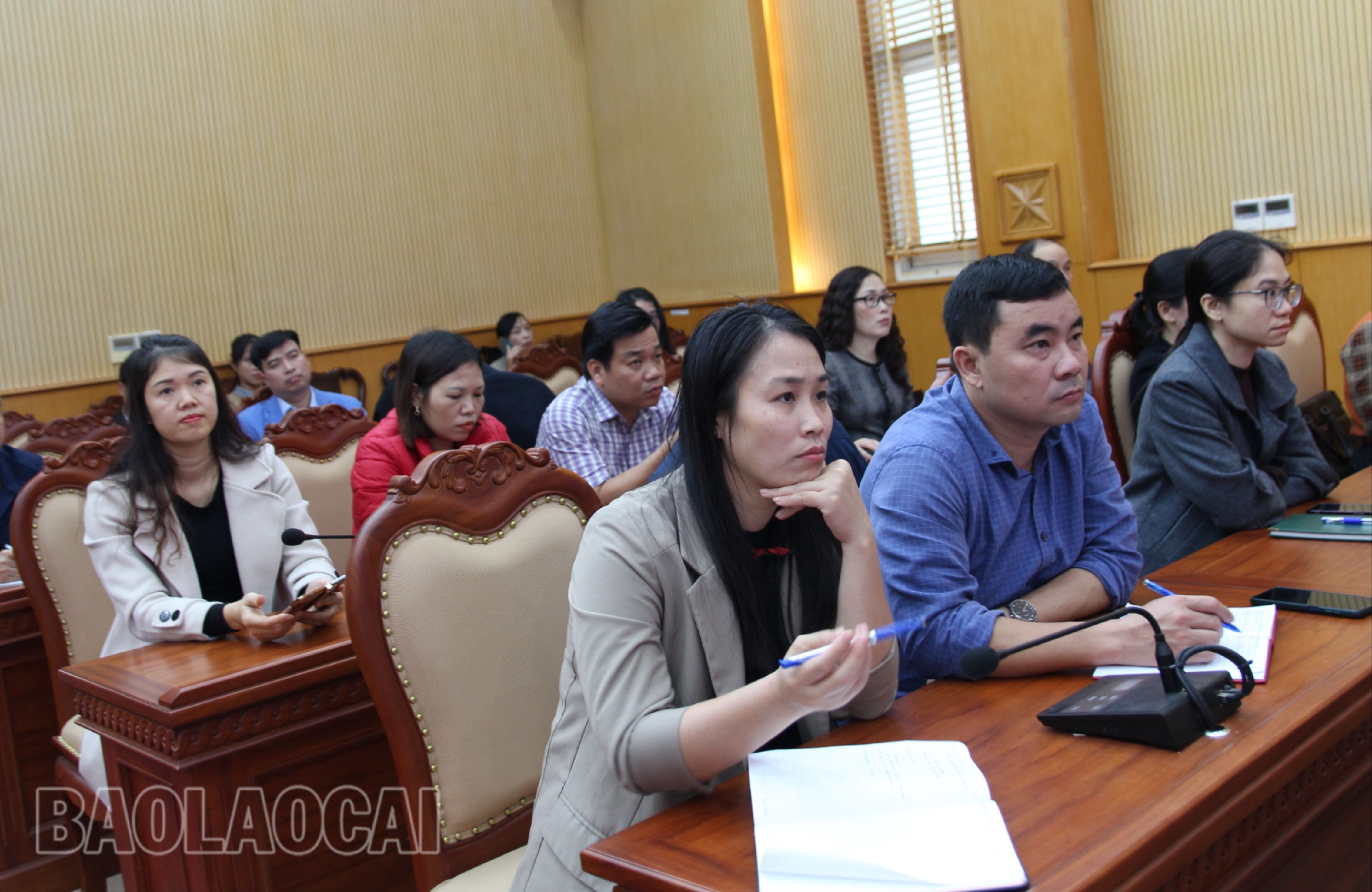 Các đại biểu và báo cáo viên tham dự hội nghị tại điểm cầu Ban Tuyên giáo Tỉnh ủy. 3-6741-9264.jpg