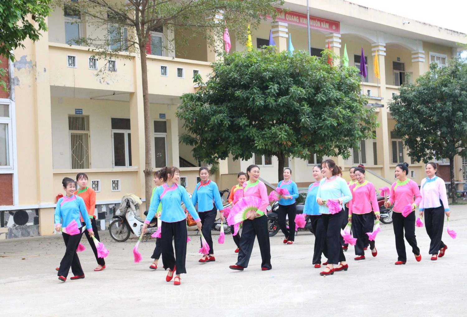 Đội múa của phụ nữ dân tộc Giáy được thành lập và hoạt động mạnh khoảng 2 năm gần đây. Tuy nhiên từ 5 năm trước, chị em đã tập trung tại các thôn, bản tự tìm hiểu, sưu tầm điệu múa của dân tộc.