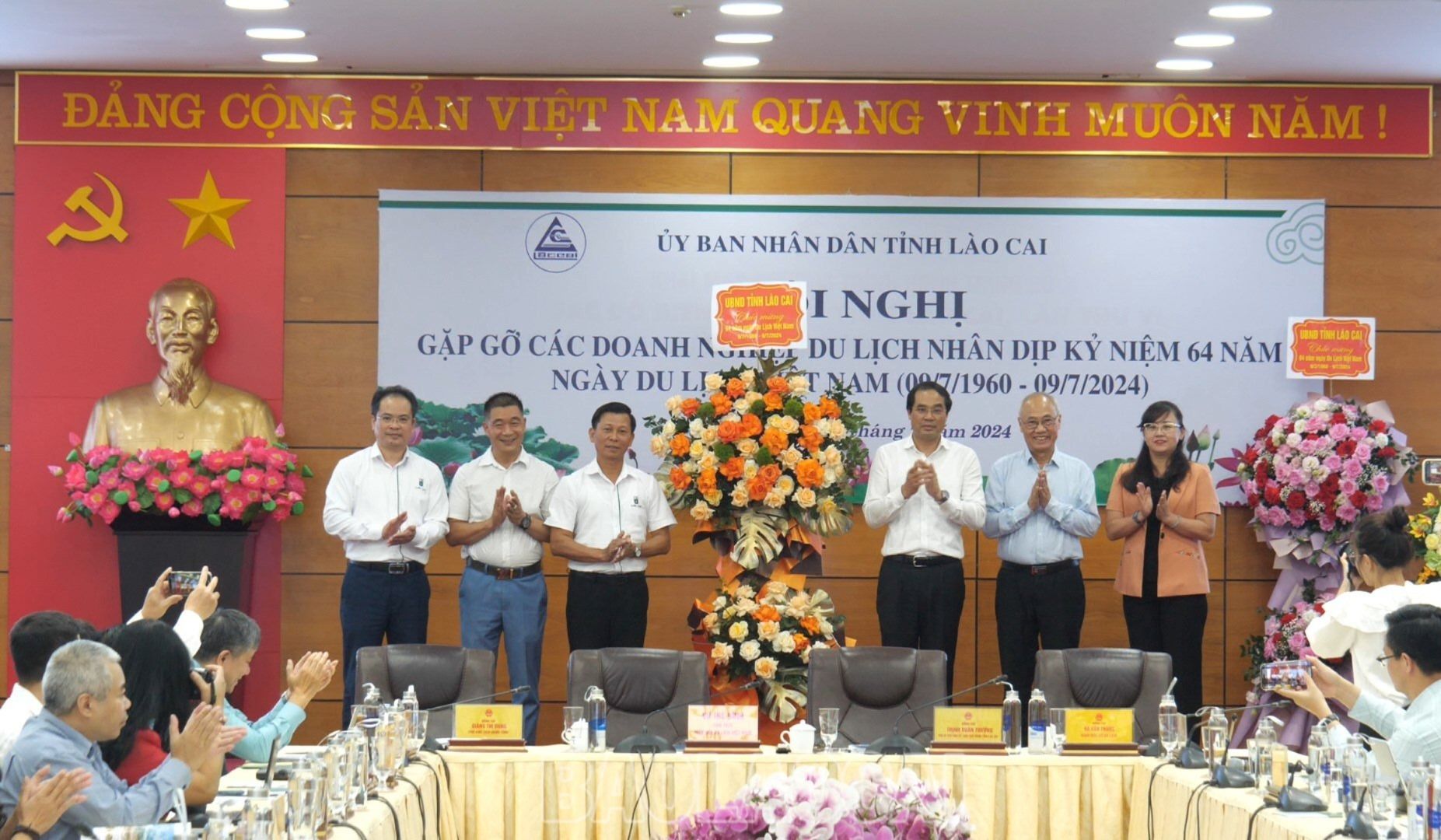 Các đồng chí lãnh đạo tặng hoa chúc mừng nhân kỷ niệm 64 năm ngày Du lịch Việt Nam. z5627008767918_0c6a3bcc041a298552752f9145b25903.jpg