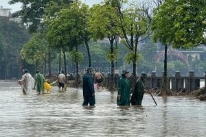 Nước sông Hồng tại thành phố Lào Cai đã rút