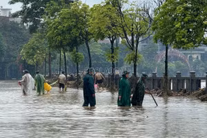 Nước sông Hồng tại thành phố Lào Cai đã rút