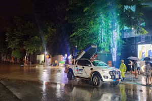 Đường Hoàng Liên ngập sâu lực lượng vũ trang hỗ trợ đưa người dân đến nơi an toàn