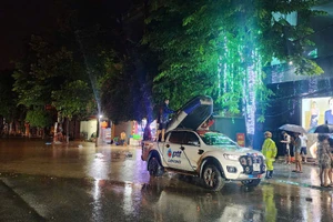 Đường Hoàng Liên ngập sâu lực lượng vũ trang hỗ trợ đưa người dân đến nơi an toàn