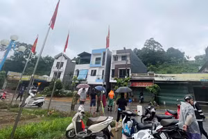 Sạt lở khiến nhiều hộ dân ở tổ 12, phường Nam Cường (thành phố Lào Cai) nguy cơ sập nhà