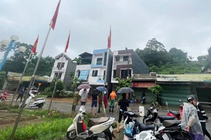 Sạt lở khiến nhiều hộ dân ở tổ 12, phường Nam Cường (thành phố Lào Cai) nguy cơ sập nhà