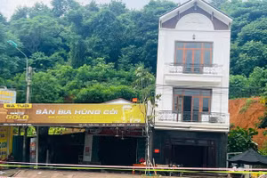 Nhiều nhà dân, đường Tùng Tung, tổ 12 phường Nam Cường bị sụt lún nghiêm trọng