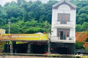 Nhiều nhà dân, đường Tùng Tung, tổ 12 phường Nam Cường bị sụt lún nghiêm trọng