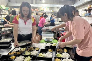 Hàng trăm suất cơm chuẩn bị đến tay người dân tránh bão