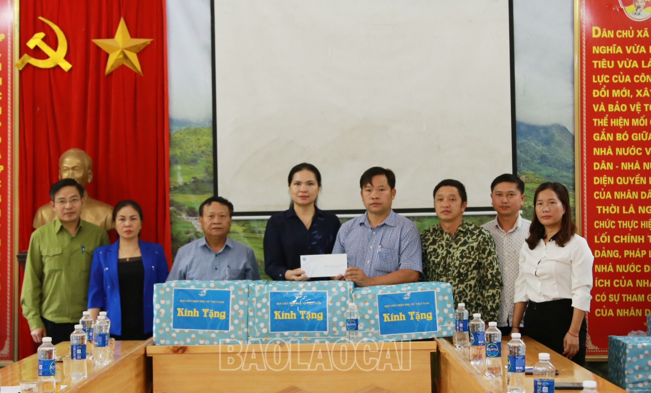 Chủ tịch Hội Liên hiệp Phụ nữ Việt Nam tặng quà xã Liên Minh và các lực lượng tìm kiếm cứu nạn trên địa bàn. 5.JPG