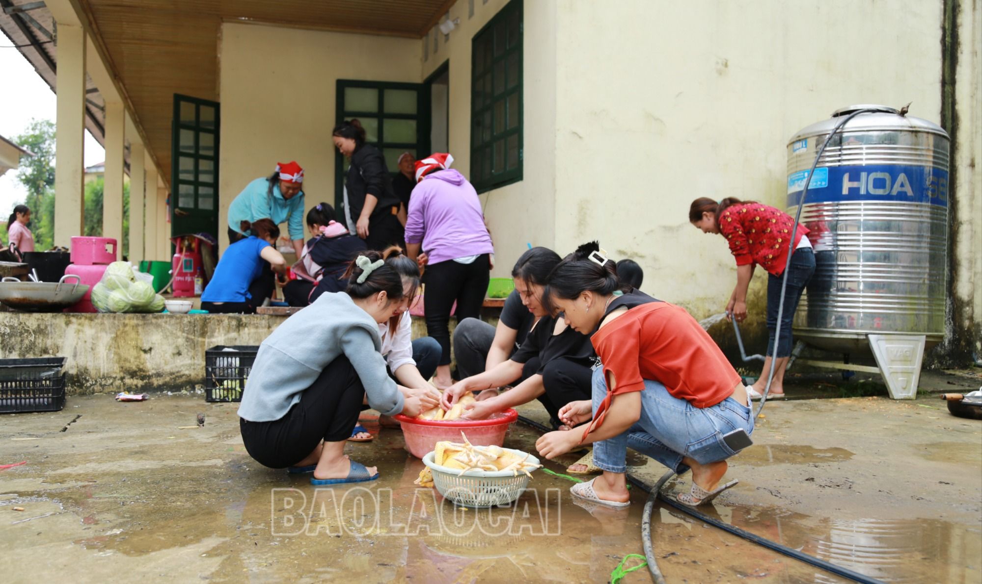 Nhiều ngày qua, hội viên, phụ nữ khắp các thôn ở xã Liên Minh chung tay, góp sức, chuẩn bị cơm cho lực lượng tìm kiếm cứu nạn. 2.JPG