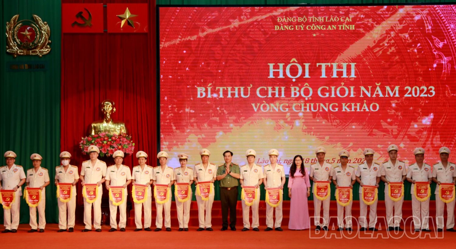 Trao Cờ lưu niệm cho các thí sinh dự thi. ca3.JPG