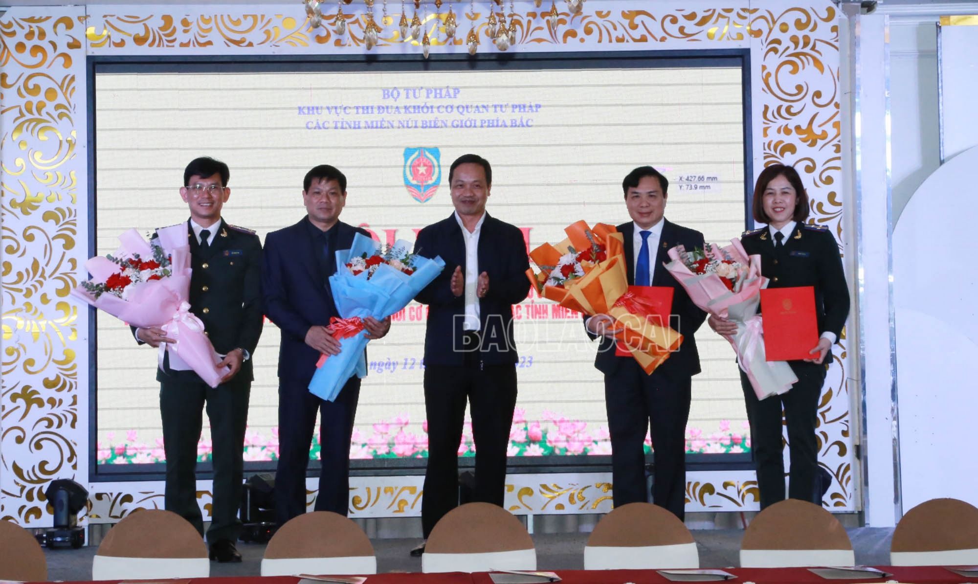 Thứ trưởng Bộ Tư pháp Trần Tiến Dũng trao quyết định cho các đơn vị trưởng, phó khu vực thi đua năm 2024 và tặng hoa cho các đơn vị hoàn thành nhiệm vụ phó, trưởng khu vực thi đua năm 2023. img-2425-6256-7819.jpg