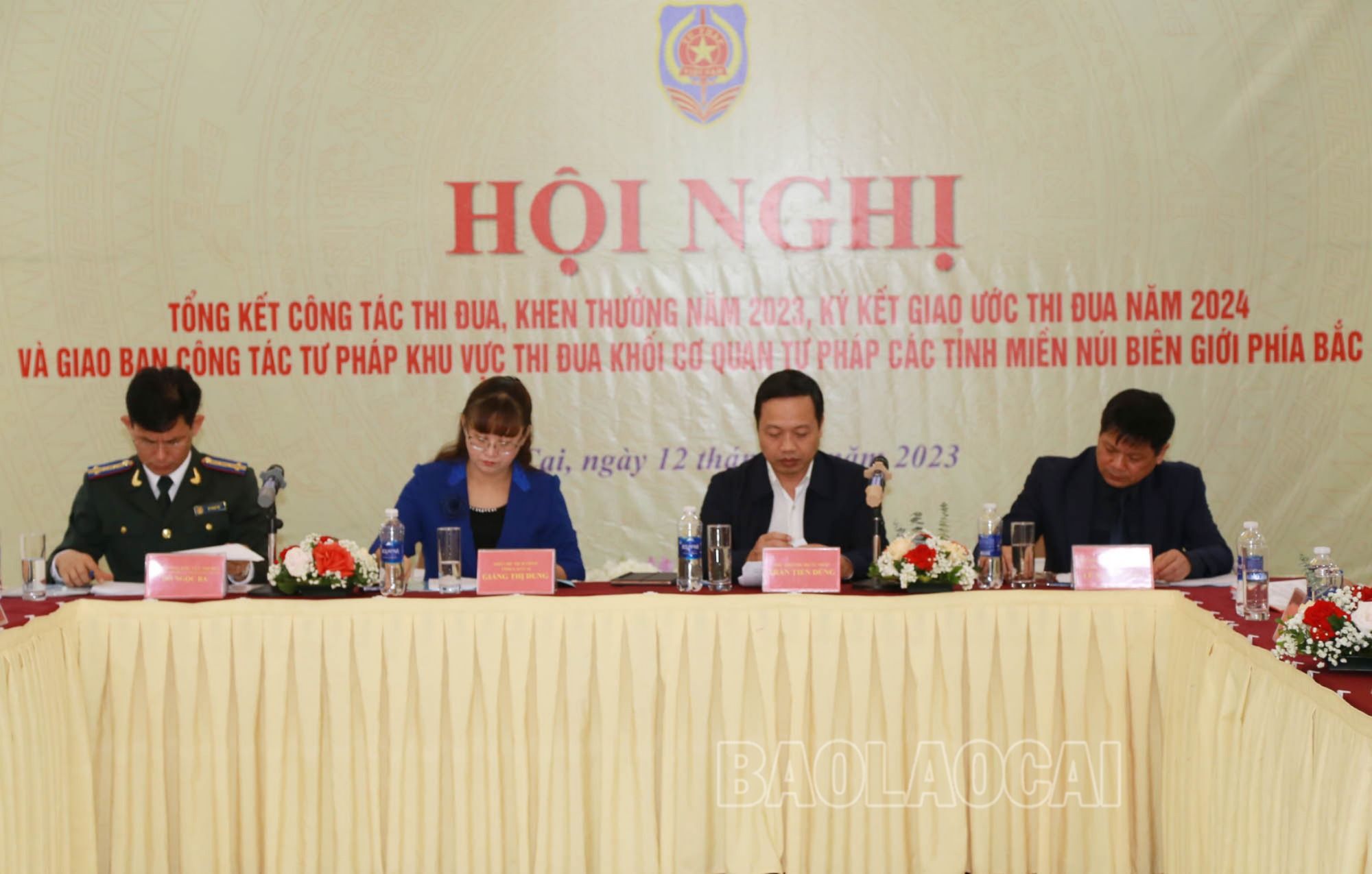 Các đồng chí chủ trì hội nghị. img-2316-550-6423.jpg