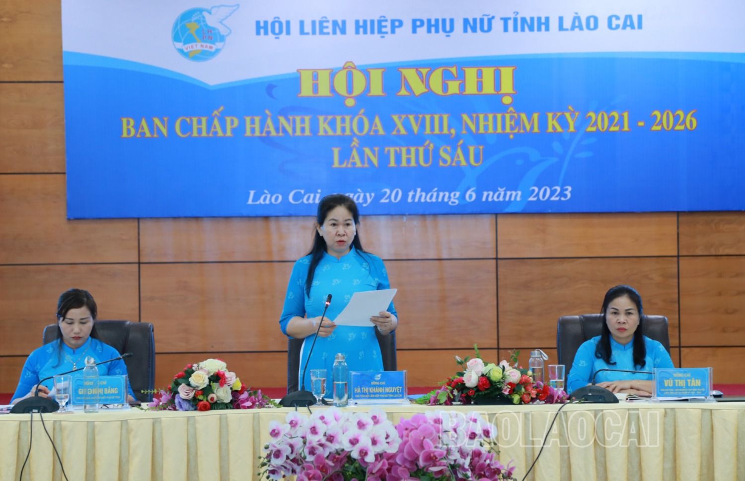 Thường trực Hội Phụ nữ tỉnh điều hành thảo luận tại hội nghị. c5.JPG
