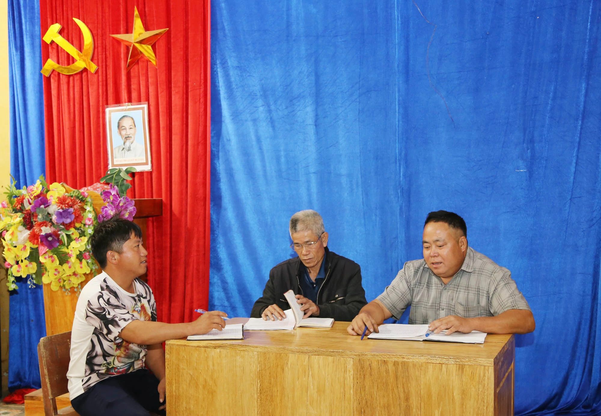 1.Ban Chi ủy Chi bộ thôn Thèn Phùng họp bàn, thống nhất các nội dung trước kỳ sinh hoạt chi bộ..JPG