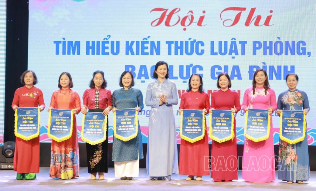 Trao Cờ lưu niệm cho các đội thi. 1.jpg
