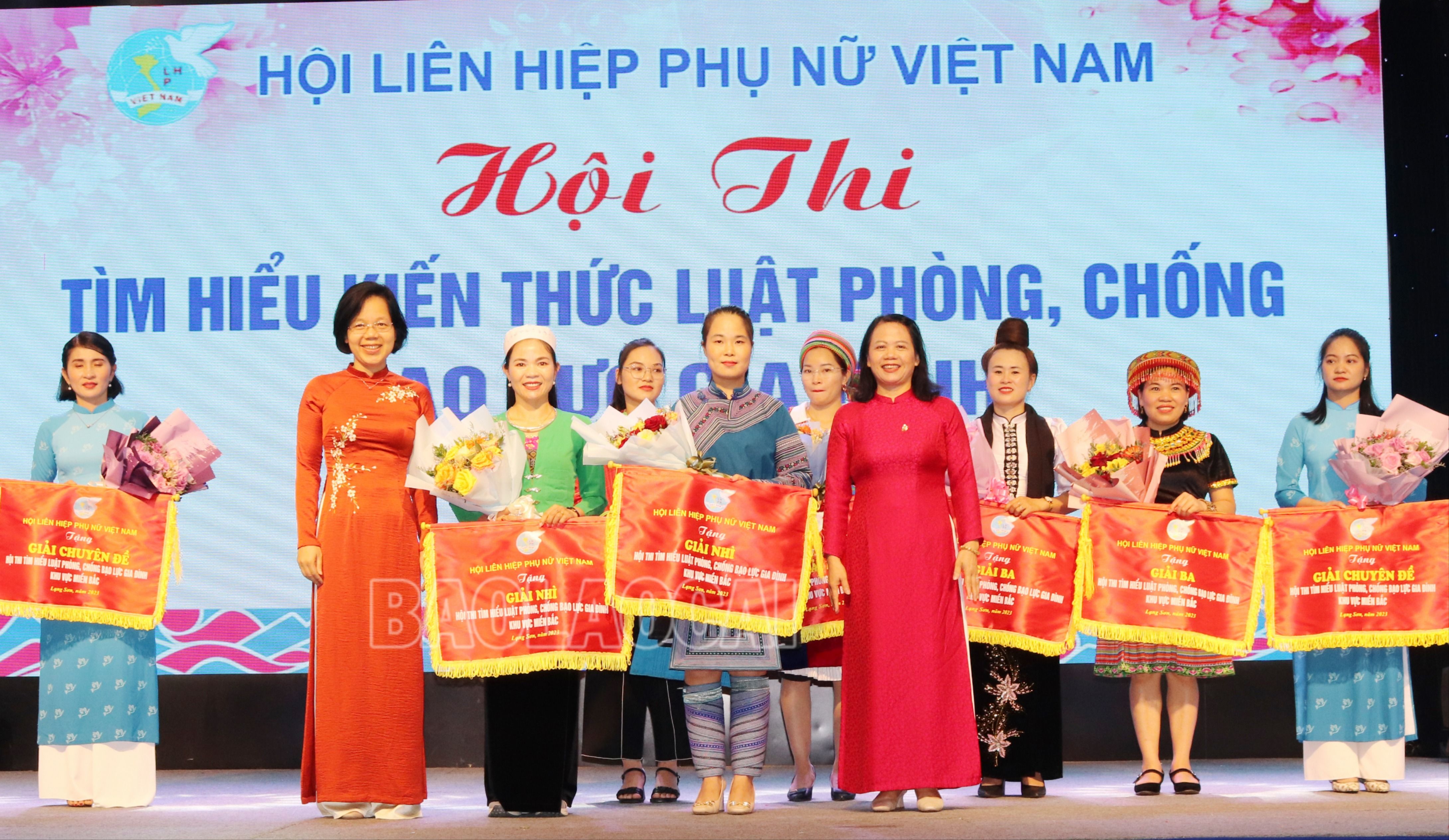 Trao giải Nhì cho các đội thi. 3.JPG