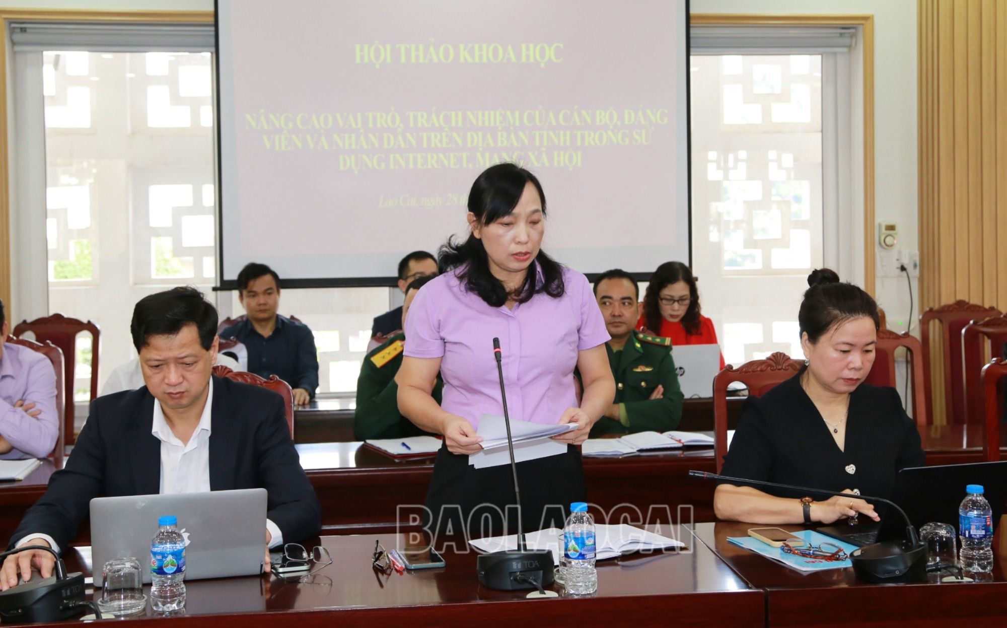 Lãnh đạo Liên đoàn Lao động tỉnh tham luận tại hội thảo. a6.JPG