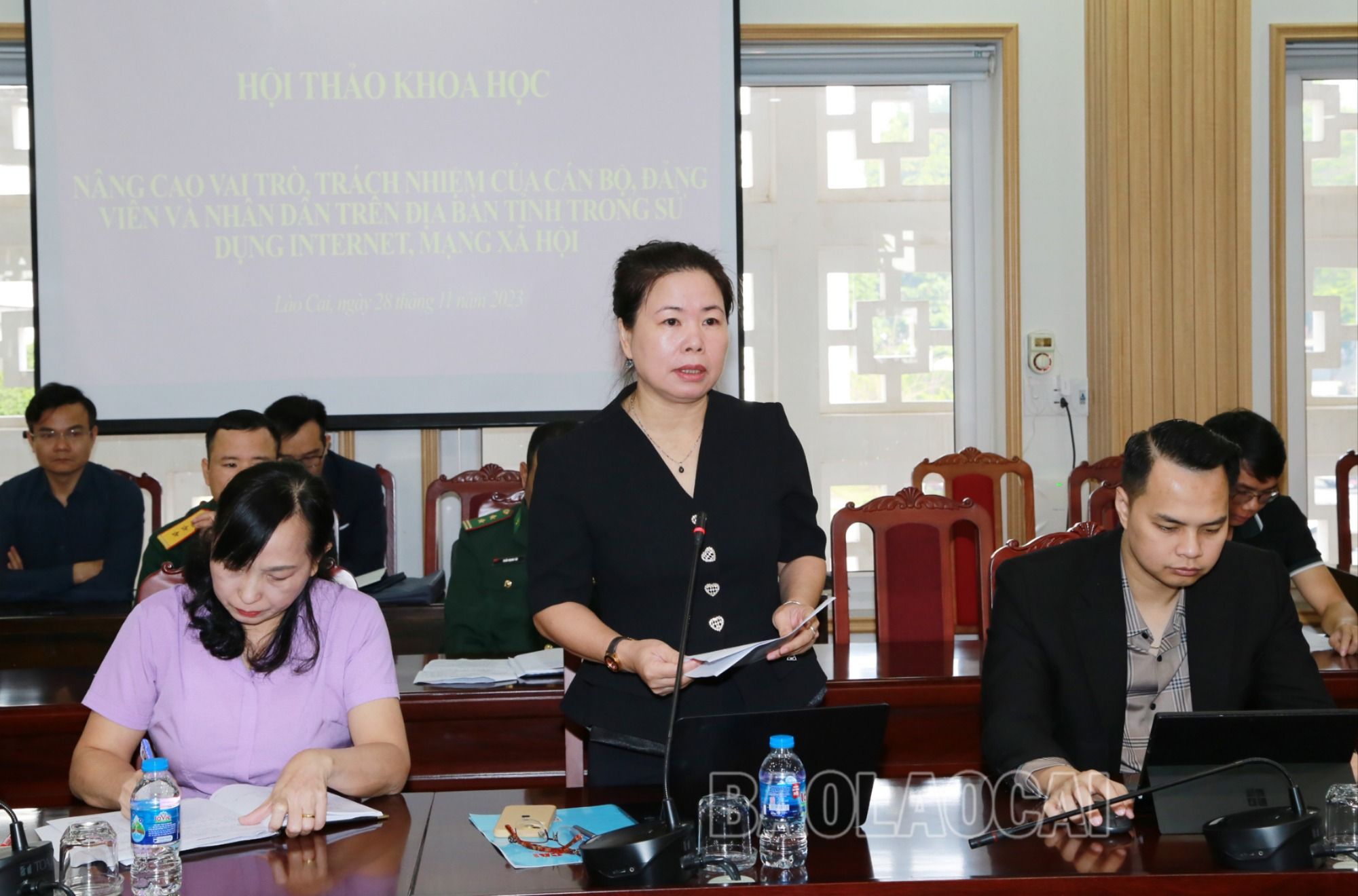 Phó Tổng biên tập Báo Lào Cai Lưu Thị Nụ tham luận tại hội thảo. a5.JPG