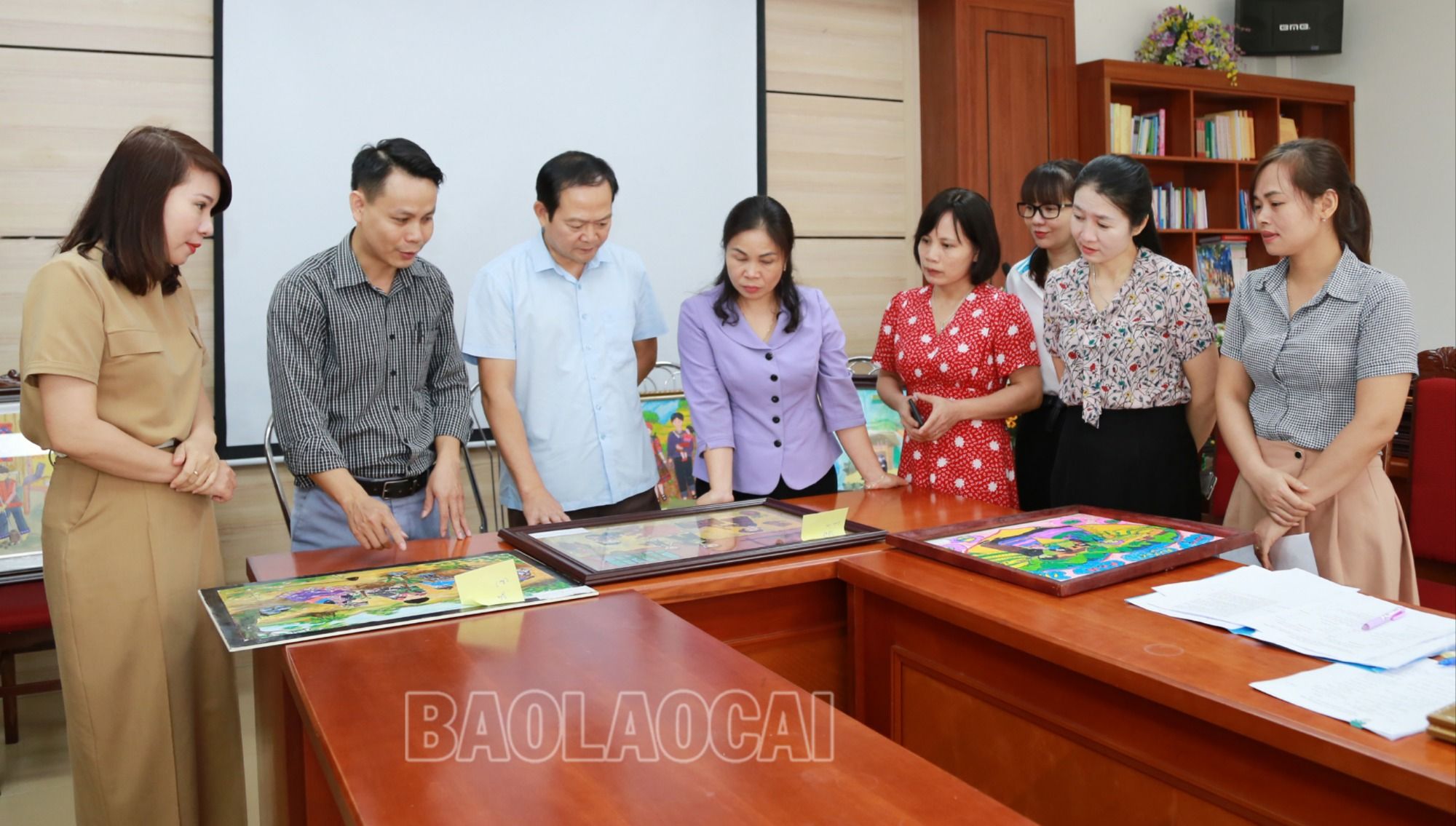 Ban Giám khảo chấm các sản phẩm tranh. IMG_5539.JPG