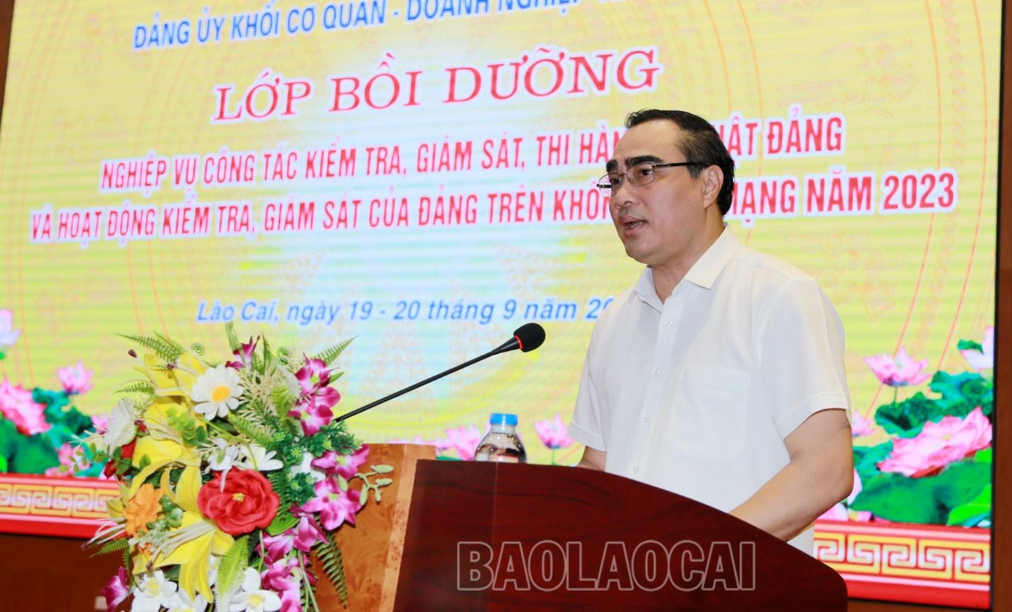 Bí thư Đảng ủy Khối Cơ quan - Doanh nghiệp tỉnh Nguyễn Hữu Long phát biểu chỉ đạo lớp bồi dưỡng. IMG-5462.JPG