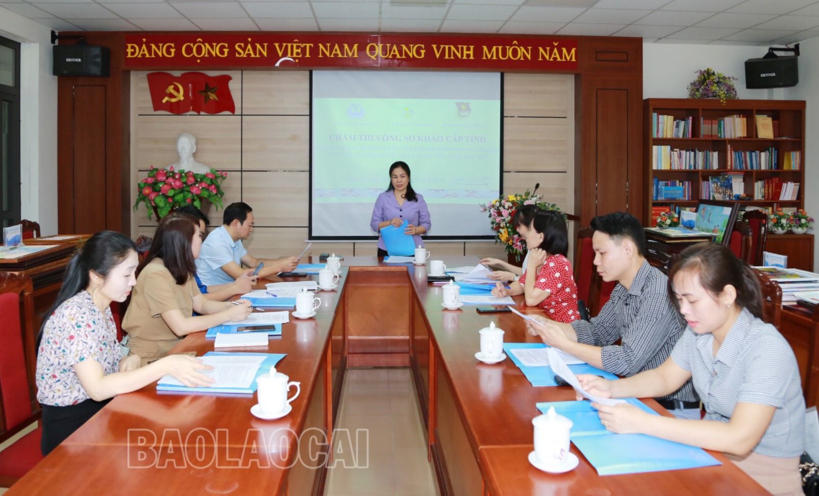 Quang cảnh buổi chấm sơ khảo. 2791845263f4b6aaefe5.jpg