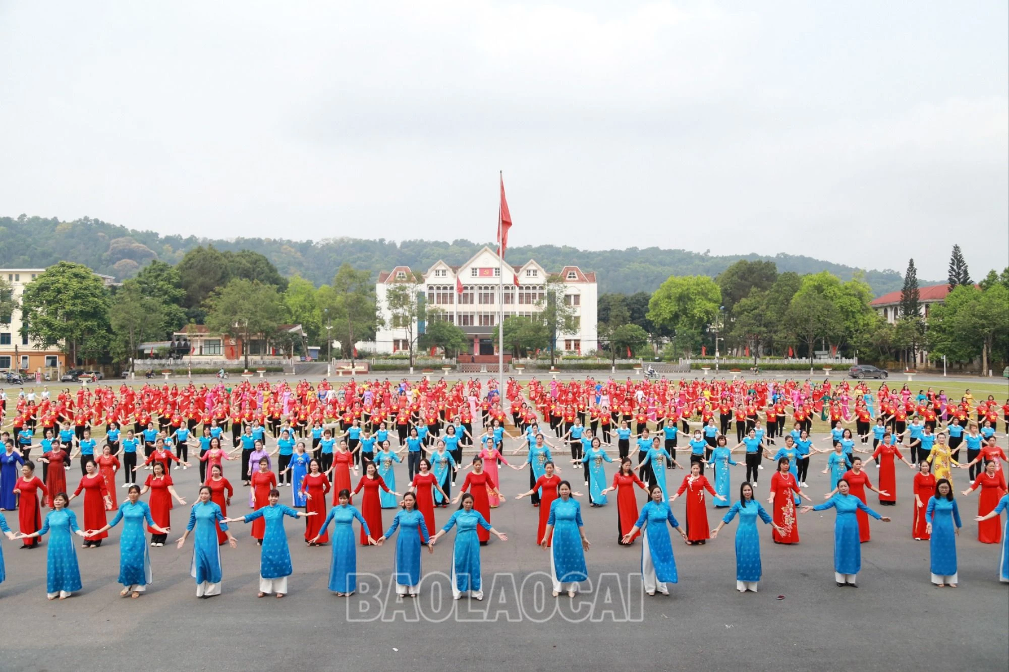 4.Gần 1.000 hội viên phụ nữ Lào Cai tham gia đồng diễn “Bài ca phụ nữ Việt Nam”..JPG