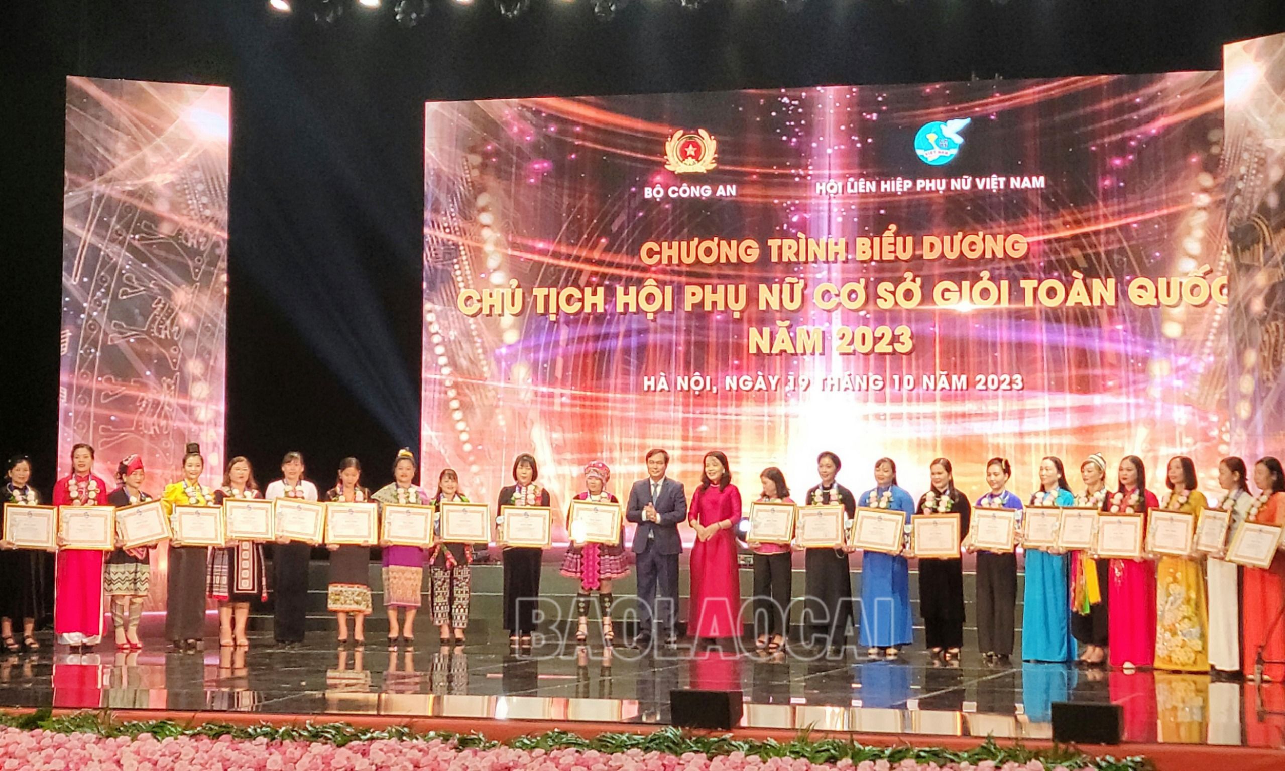 Vinh danh chủ tịch hội phụ nữ cơ sở giỏi toàn quốc năm 2023, trong đó có 4 cá nhân của Lào Cai. 09831f45214cf612af5d.jpg