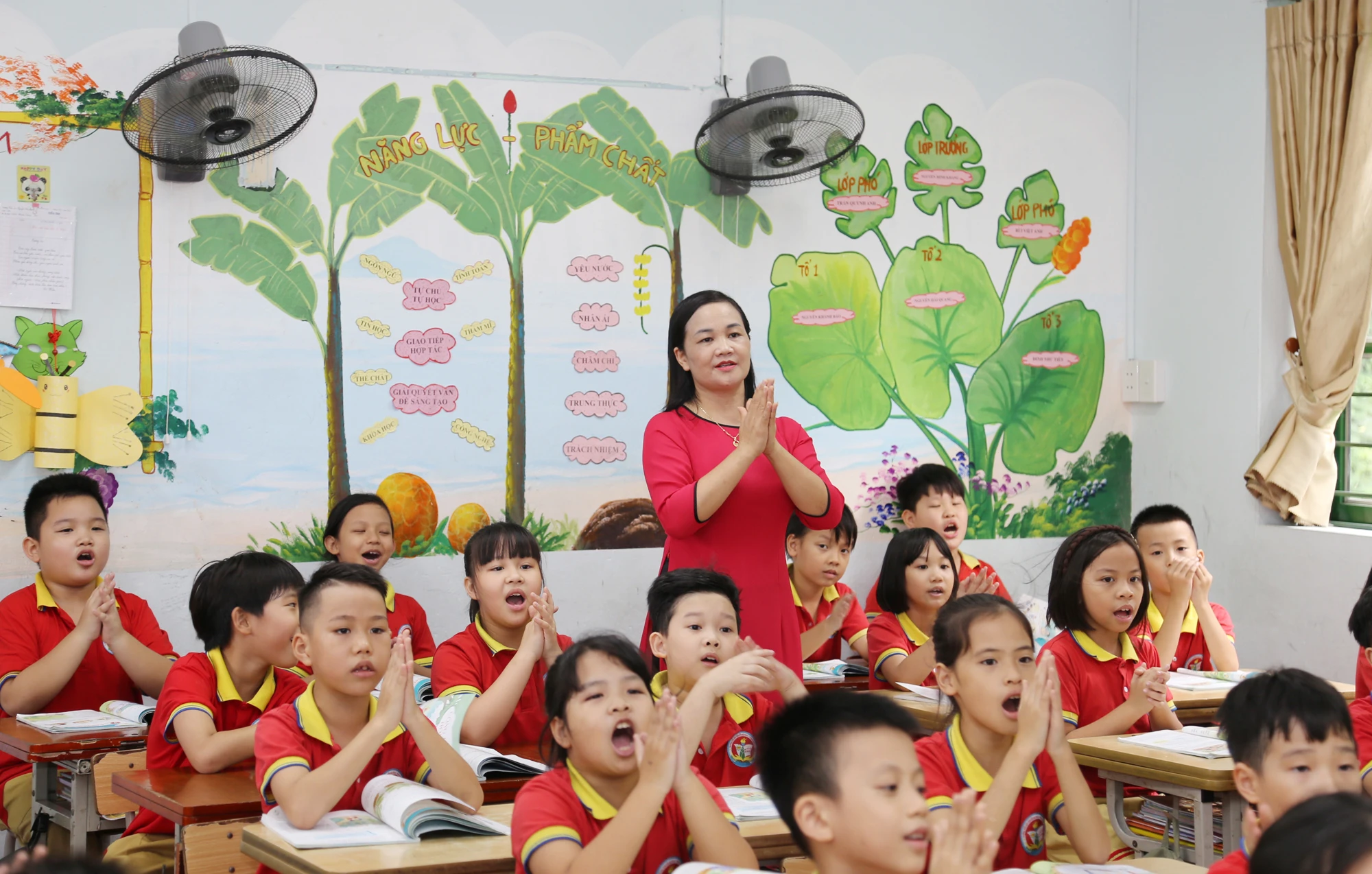 5.Cô giáo Nguyễn Thị Hương, giáo viên Trường Tiểu học Nguyễn Bá Ngọc là tấm gương trong phong trào thi đua “Giỏi việc nước, đảm việc nhà”..JPG