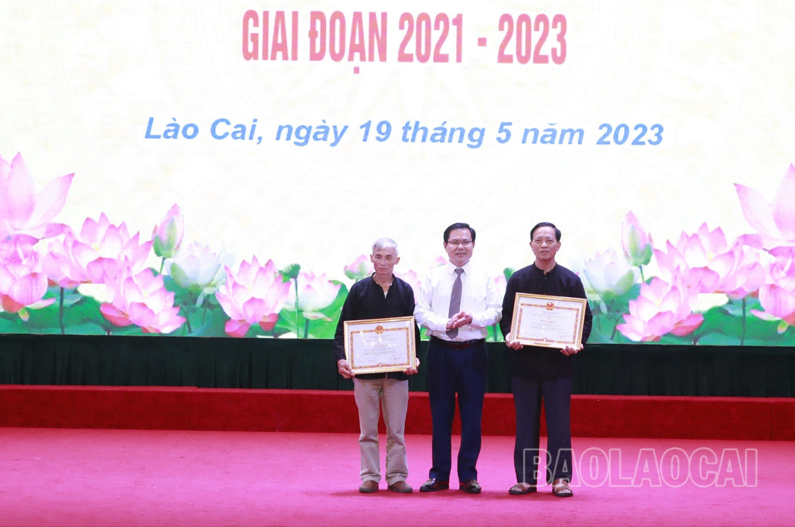 Trao Bằng khen của Bộ trưởng, Chủ nhiệm Ủy ban Dân tộc cho các cá nhân. UT11.jpg