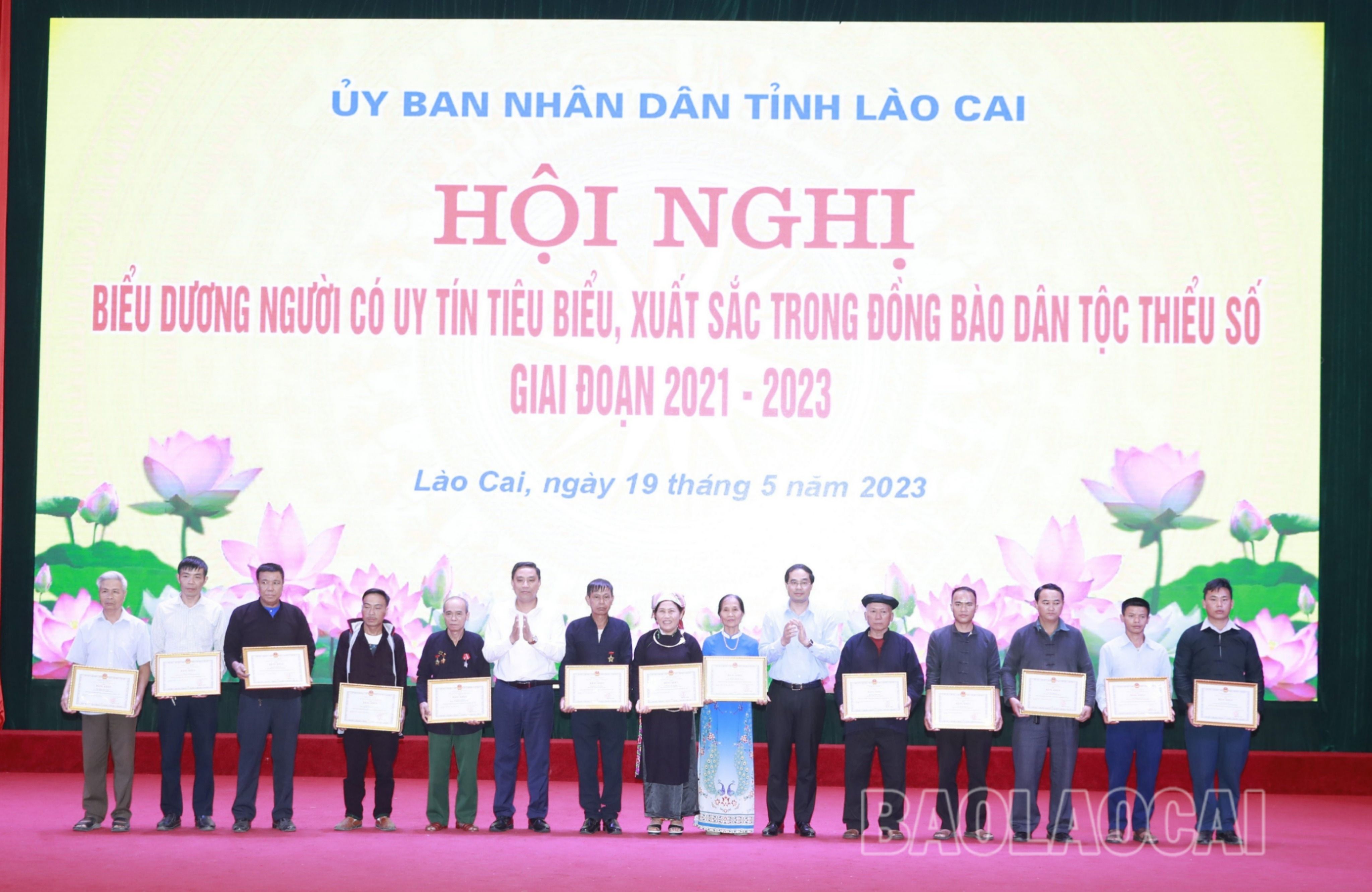 Trao Bằng khen của Chủ tịch UBND tỉnh cho các cá nhân. ae67c4d85ed3808dd9c2 (1).jpg