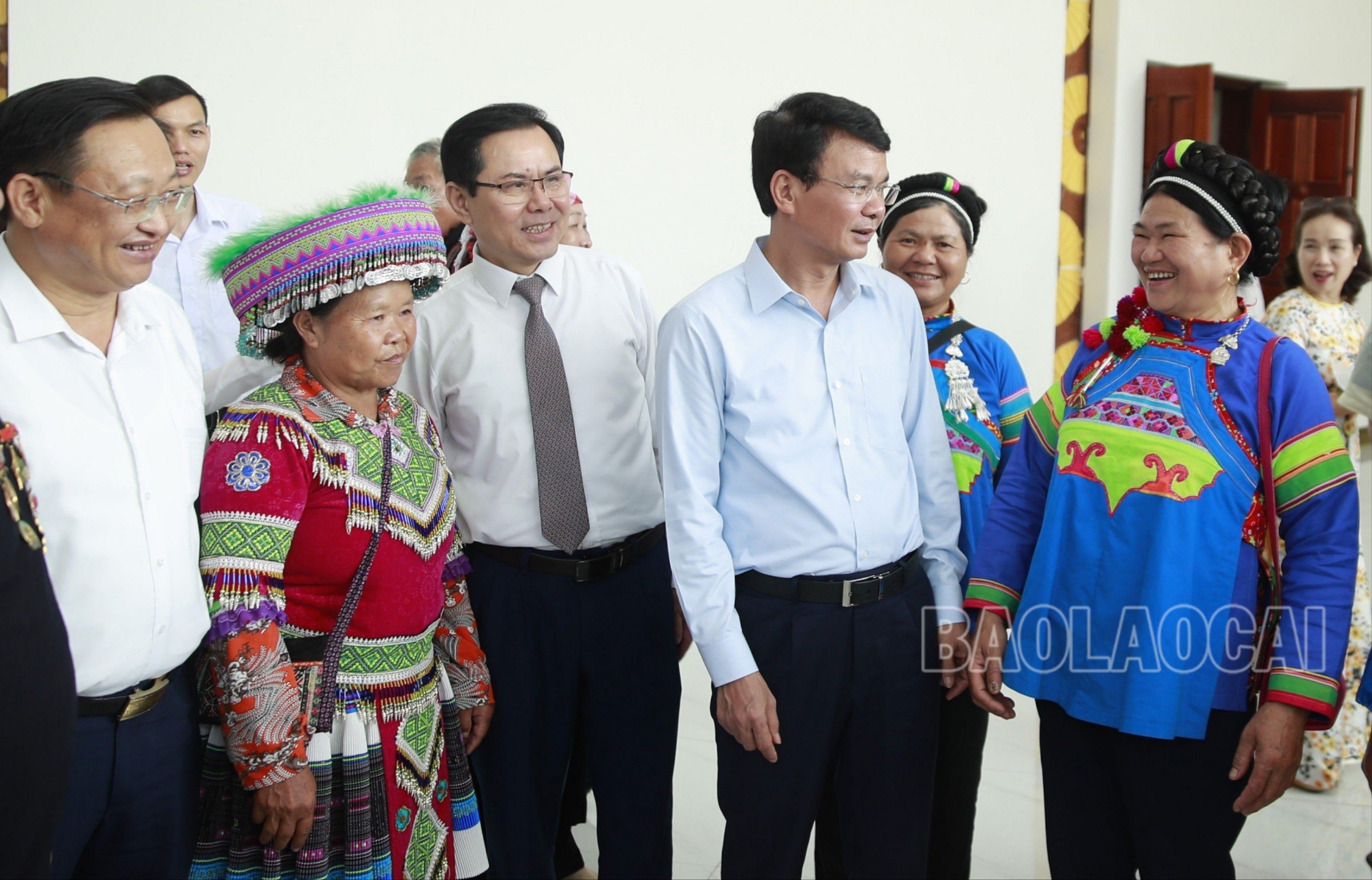 Bí thư Tỉnh ủy Đặng Xuân Phong trò chuyện với người có uy tín bên lề hội nghị. UT4.jpg