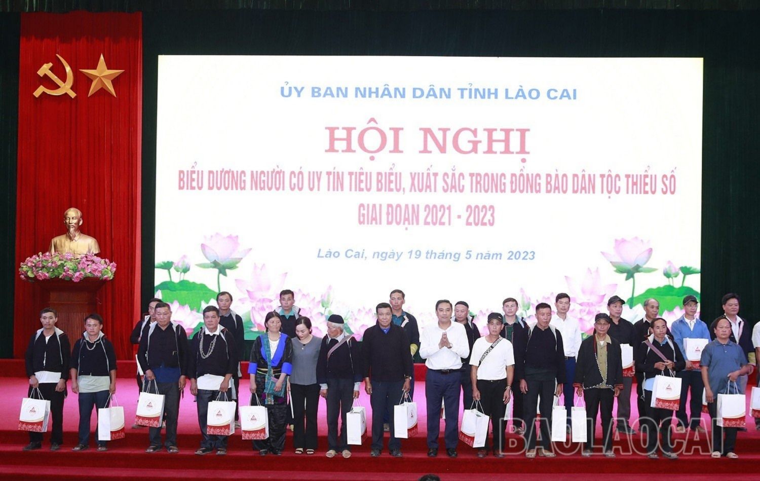Các đồng chí lãnh đạo tỉnh tặng quà người có uy tín. UT9.jpg