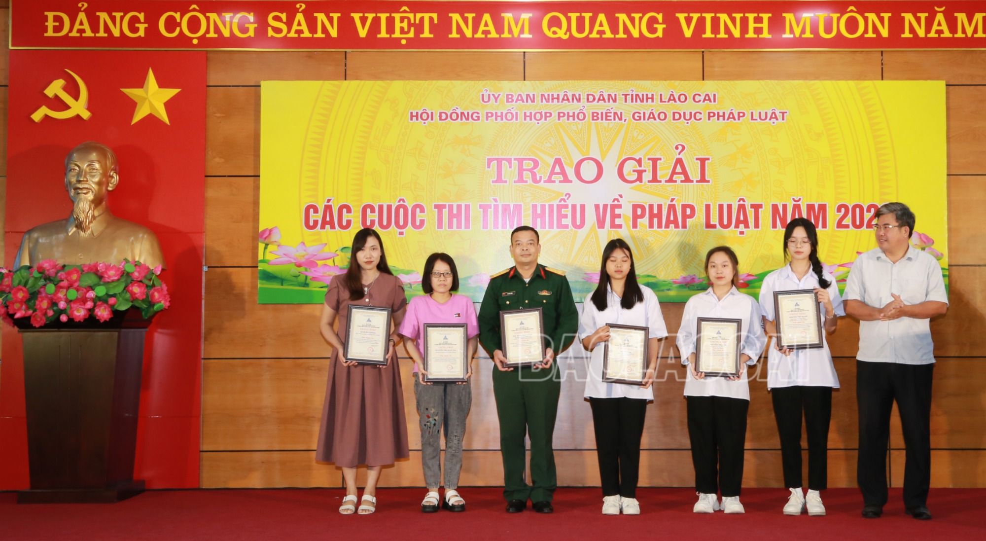 Trao giải Ba cho các cá nhân. c3.JPG