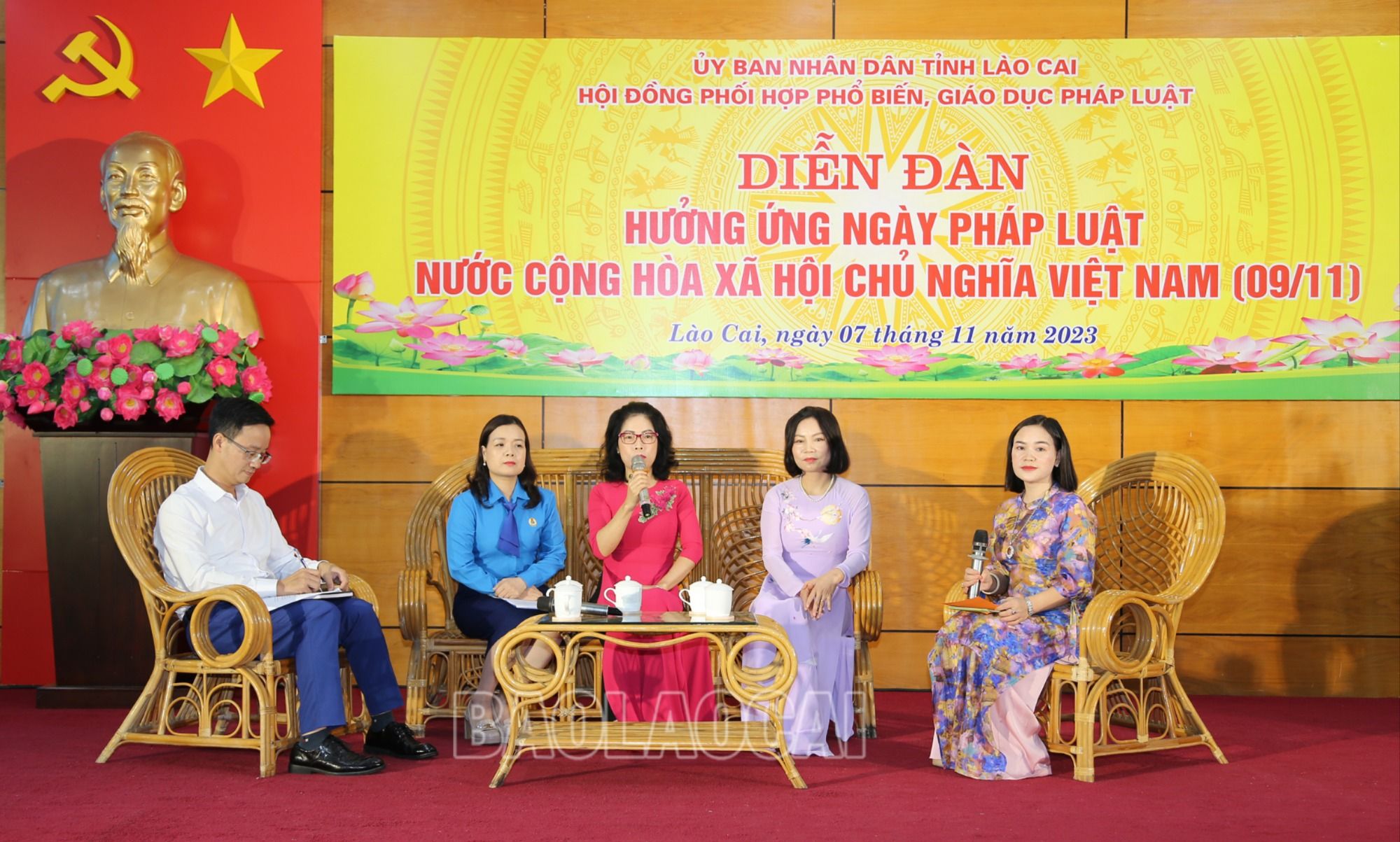 Đại biểu thông tin về một số nội dung triển khai các văn bản pháp luật trên địa bàn tỉnh. IMG_0151.JPG