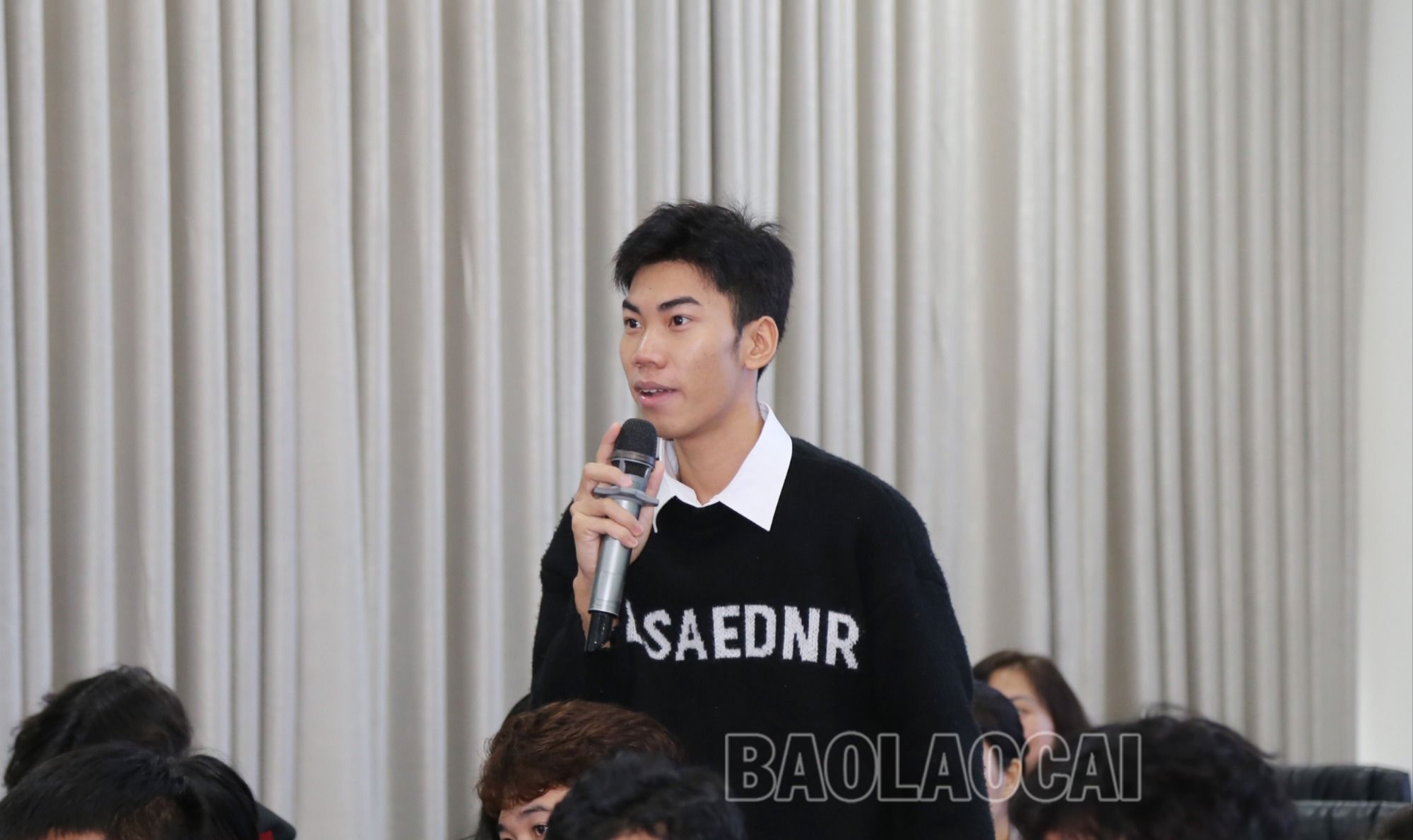 Đại biểu tham gia phần hỏi - đáp pháp luật. IMG_0166.JPG